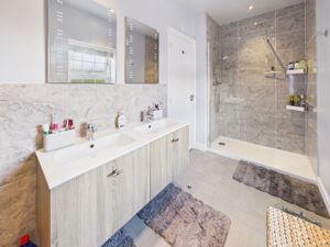 Master Bedroom En Suite- click for photo gallery